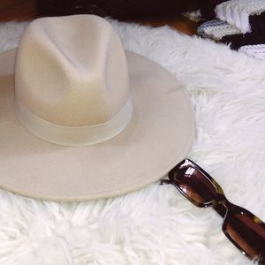 Tan/cream flat brim hat
